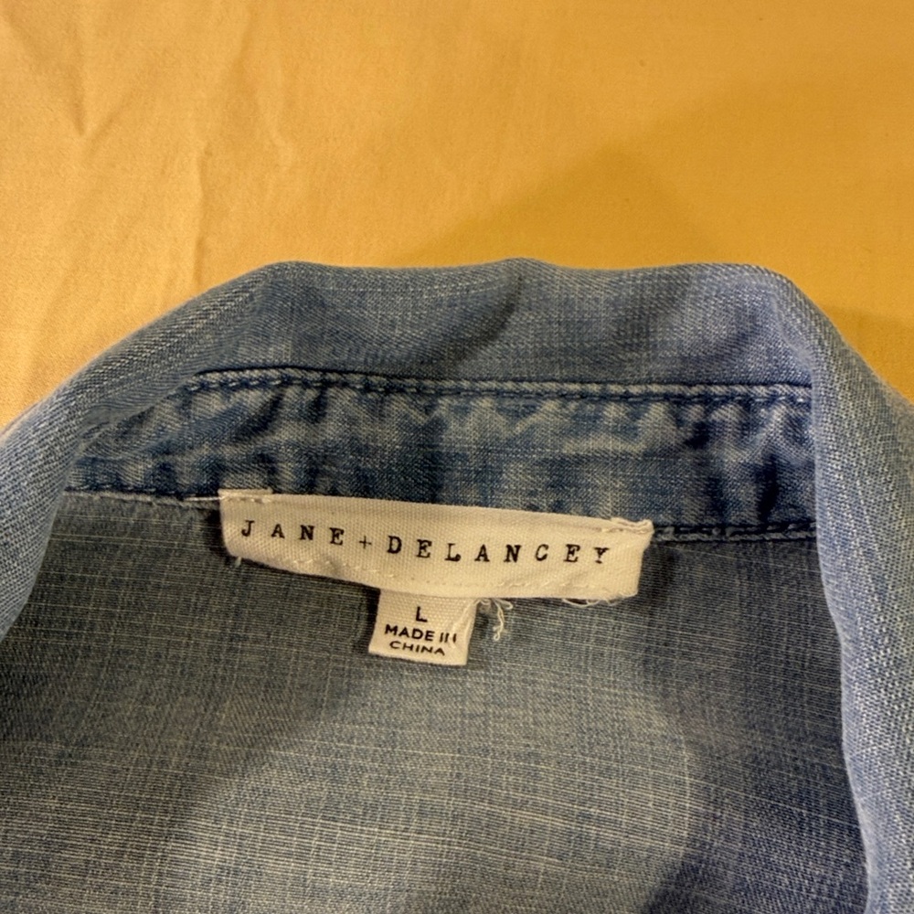Jane & Delaney soft denim women’s shirt, short sleeve button-down front - Picture 2 of 7